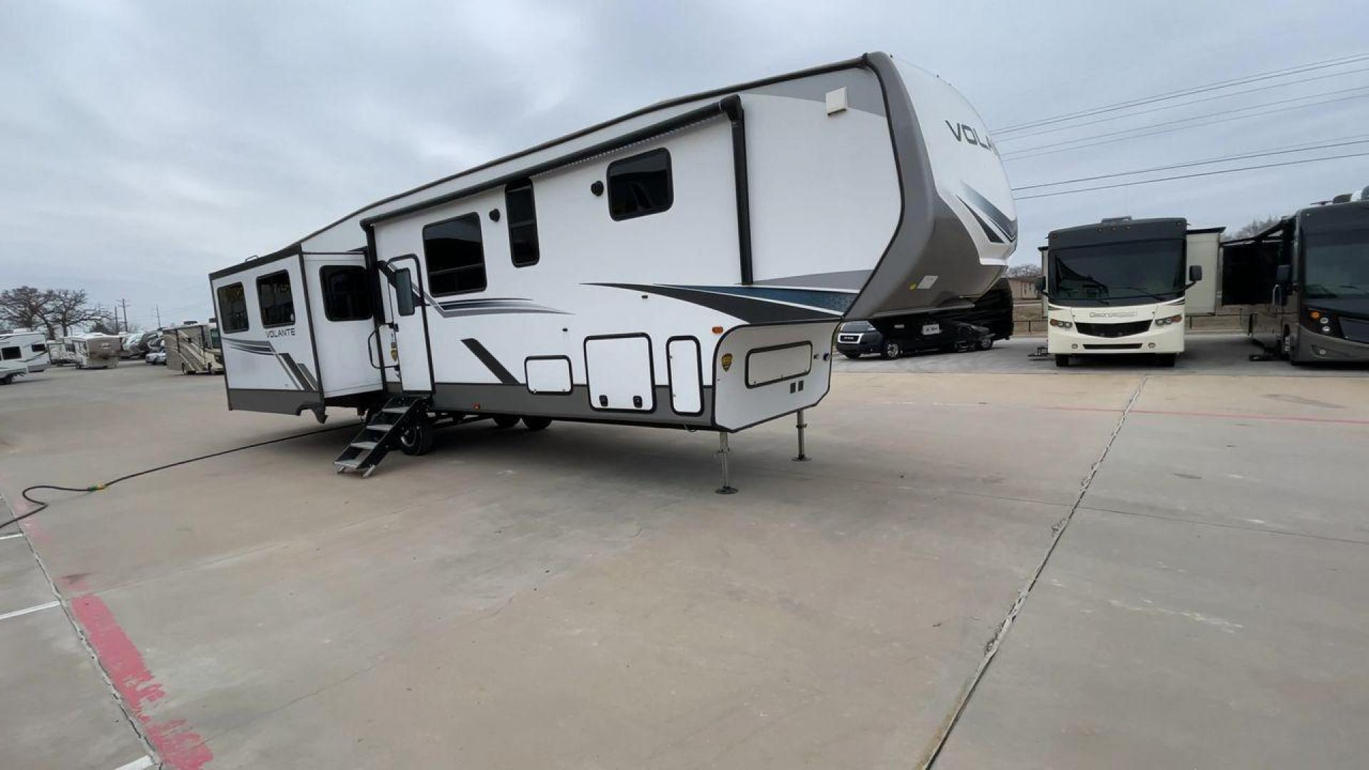 2023 KEYSTONE VOLANTE 375MD (4YDFVLU25P6) , Length: 41.67 ft | Dry Weight: 11,564 lbs | Gross Weight: 14,466 lbs | Slides: 4 transmission, located at 4319 N Main Street, Cleburne, TX, 76033, (817) 221-0660, 32.435829, -97.384178 - Photo#3