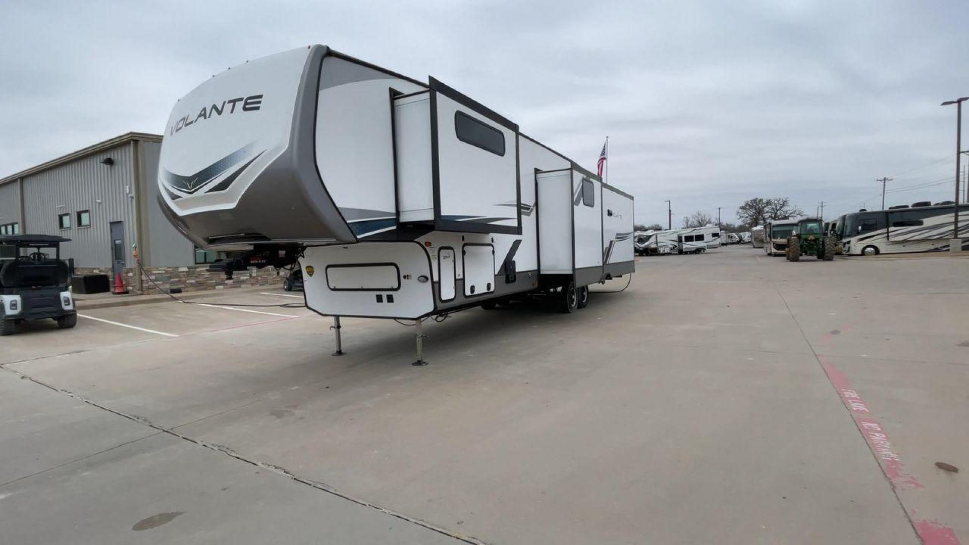 2023 KEYSTONE VOLANTE 375MD (4YDFVLU25P6) , Length: 41.67 ft | Dry Weight: 11,564 lbs | Gross Weight: 14,466 lbs | Slides: 4 transmission, located at 4319 N Main Street, Cleburne, TX, 76033, (817) 221-0660, 32.435829, -97.384178 - Photo#5