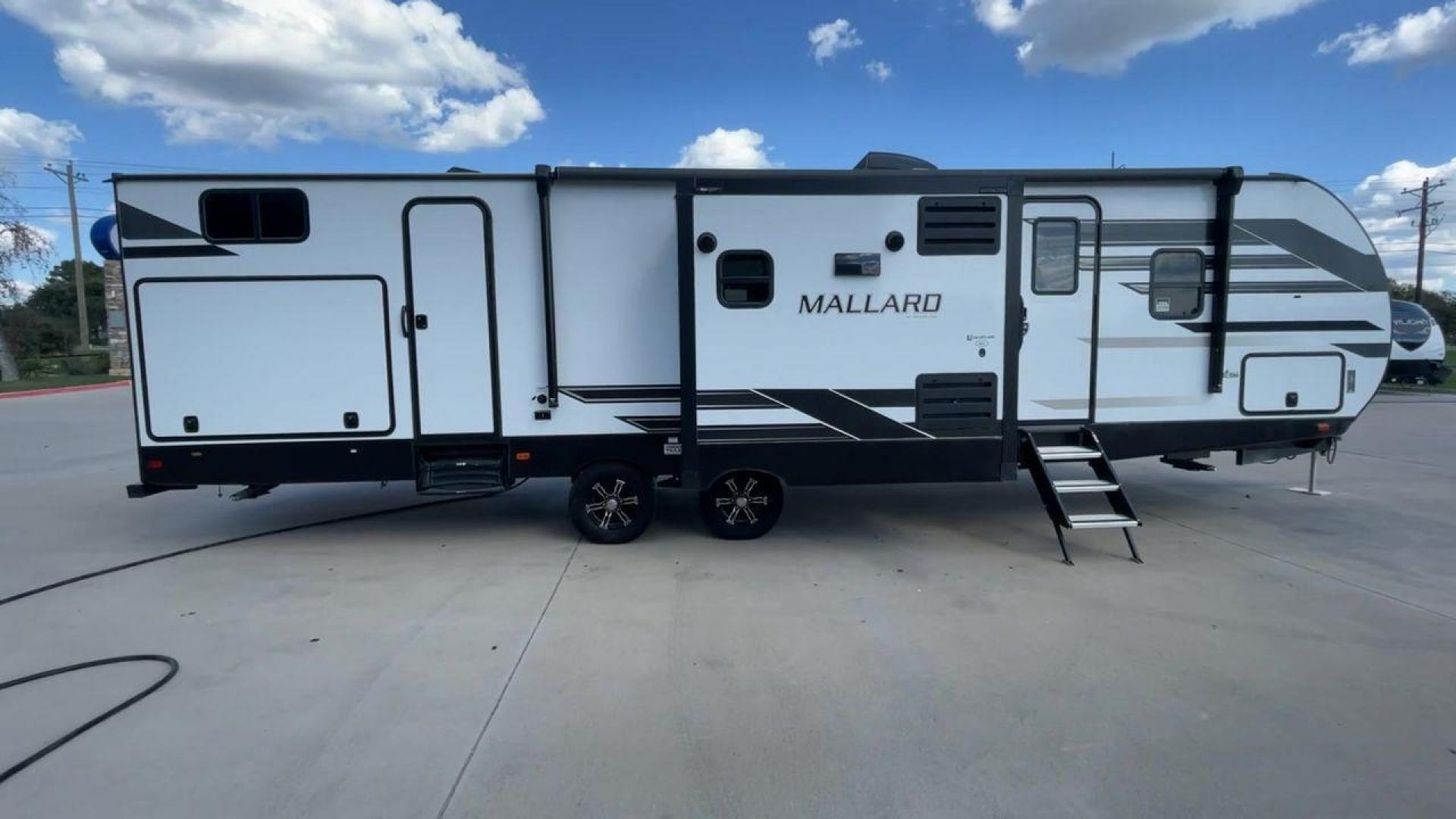 2024 HEARTLAND MALLARD M33 (5SFNB3720RE) , located at 4319 N Main Street, Cleburne, TX, 76033, (817) 221-0660, 32.435829, -97.384178 - Photo#2