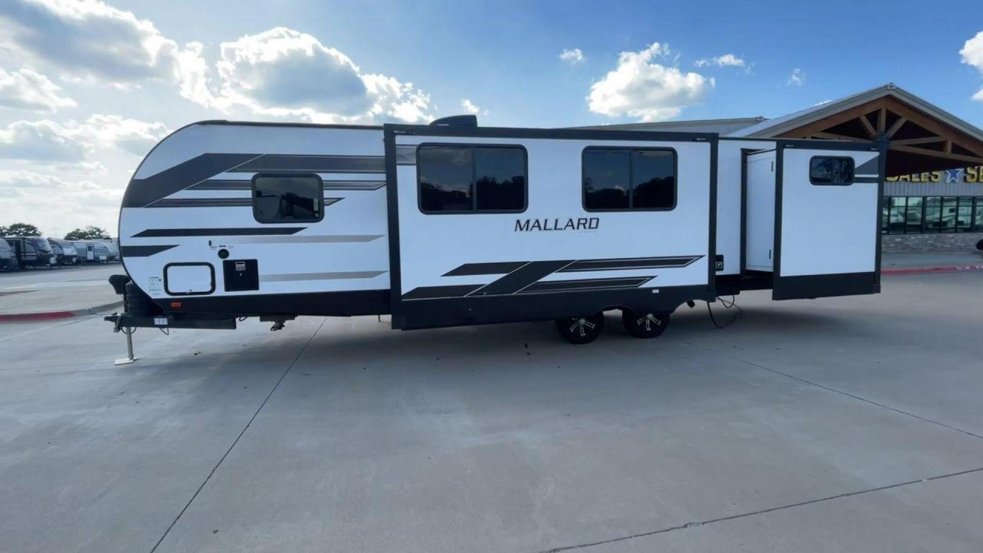 2024 HEARTLAND MALLARD M33 (5SFNB3720RE) , located at 4319 N Main Street, Cleburne, TX, 76033, (817) 221-0660, 32.435829, -97.384178 - Photo#6