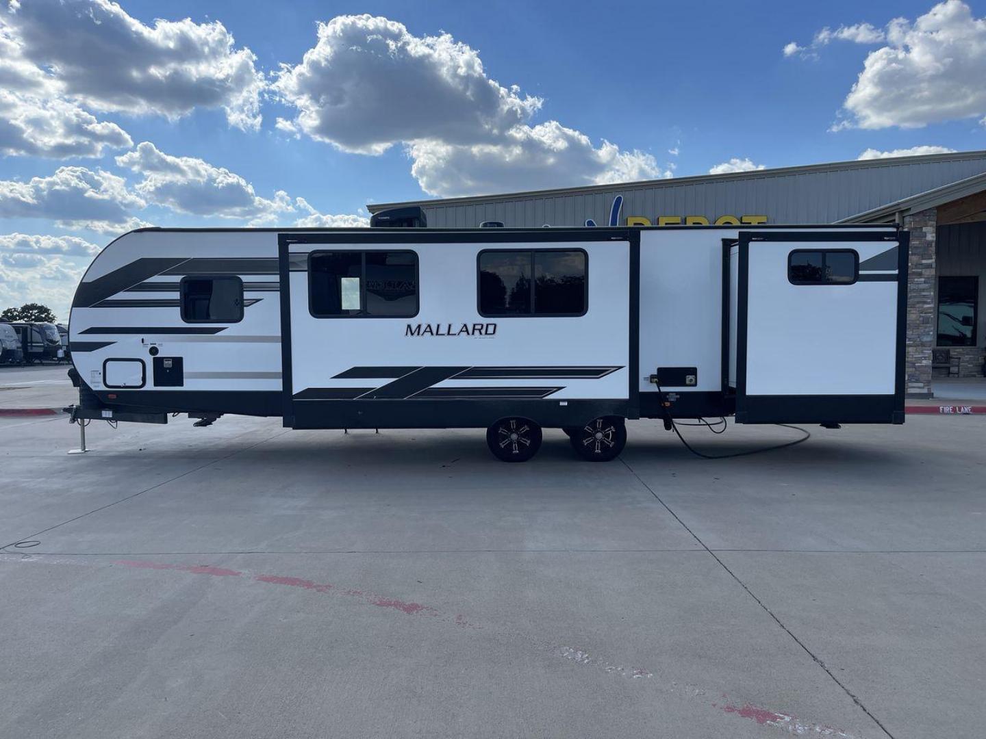 2024 HEARTLAND MALLARD M33 (5SFNB3720RE) , located at 4319 N Main Street, Cleburne, TX, 76033, (817) 221-0660, 32.435829, -97.384178 - Photo#24