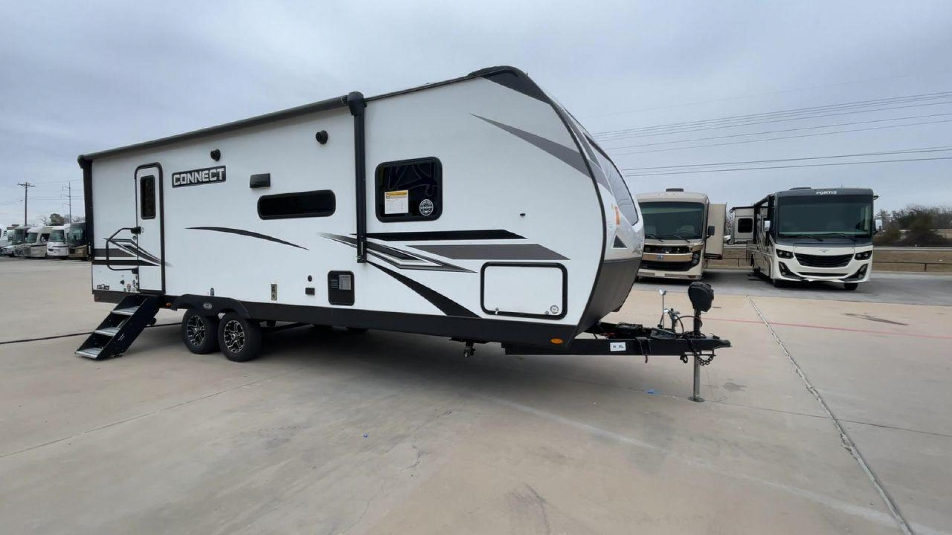 2024 KZ CONNECT 261RB (4EZTL2721R7) , Length: 30.33 ft | Dry Weight: 6,460 lbs | Gross Weight: 7,345 lbs | Slides: 1 transmission, located at 4319 N Main Street, Cleburne, TX, 76033, (817) 221-0660, 32.435829, -97.384178 - At 30.33 ft long, the 2024 KZ Connect 261RB is a modern and stylish travel trailer with a sleek and aerodynamic design. Its white fiberglass exterior is accented with black and gray geometric decals, giving it a sharp and contemporary look. The front cap is painted black with the CONNECT branding pr - Photo#3