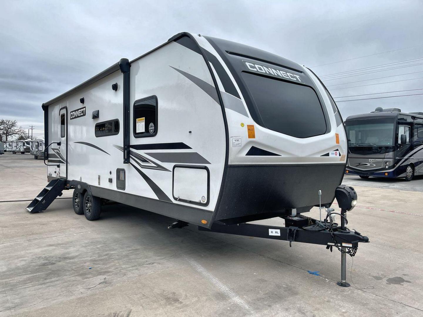 2024 KZ CONNECT 261RB (4EZTL2721R7) , Length: 30.33 ft | Dry Weight: 6,460 lbs | Gross Weight: 7,345 lbs | Slides: 1 transmission, located at 4319 N Main Street, Cleburne, TX, 76033, (817) 221-0660, 32.435829, -97.384178 - At 30.33 ft long, the 2024 KZ Connect 261RB is a modern and stylish travel trailer with a sleek and aerodynamic design. Its white fiberglass exterior is accented with black and gray geometric decals, giving it a sharp and contemporary look. The front cap is painted black with the CONNECT branding pr - Photo#22