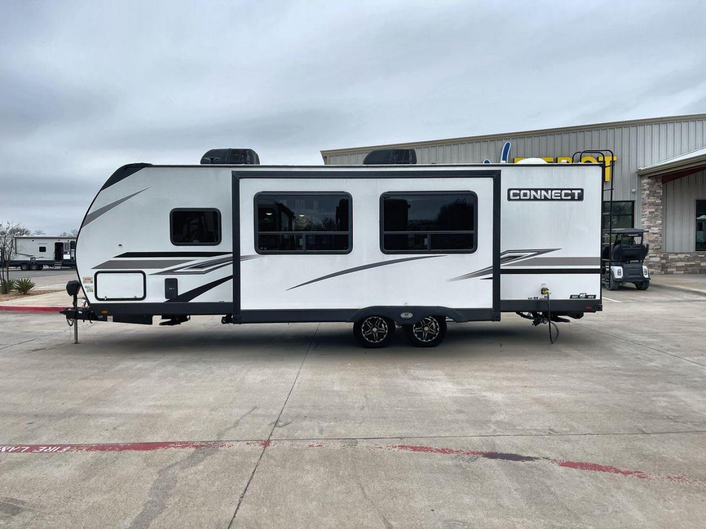 2024 KZ CONNECT 261RB (4EZTL2721R7) , Length: 30.33 ft | Dry Weight: 6,460 lbs | Gross Weight: 7,345 lbs | Slides: 1 transmission, located at 4319 N Main Street, Cleburne, TX, 76033, (817) 221-0660, 32.435829, -97.384178 - At 30.33 ft long, the 2024 KZ Connect 261RB is a modern and stylish travel trailer with a sleek and aerodynamic design. Its white fiberglass exterior is accented with black and gray geometric decals, giving it a sharp and contemporary look. The front cap is painted black with the CONNECT branding pr - Photo#23