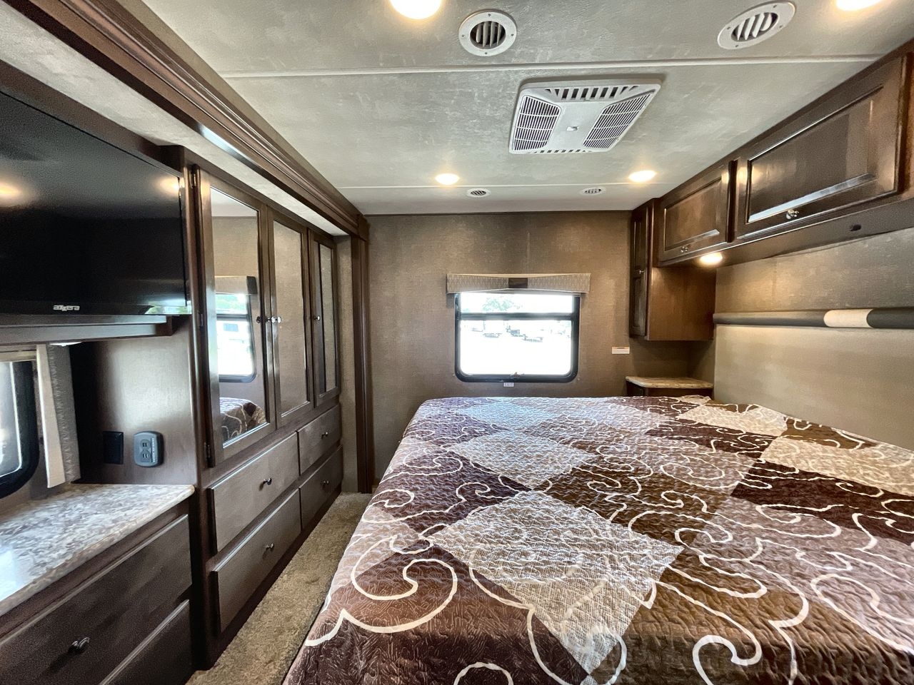 RV Depot - 015334ec823643007ff30af17a79f6d2f504cbda original 2018 Thor Windsport 34R - bedroom