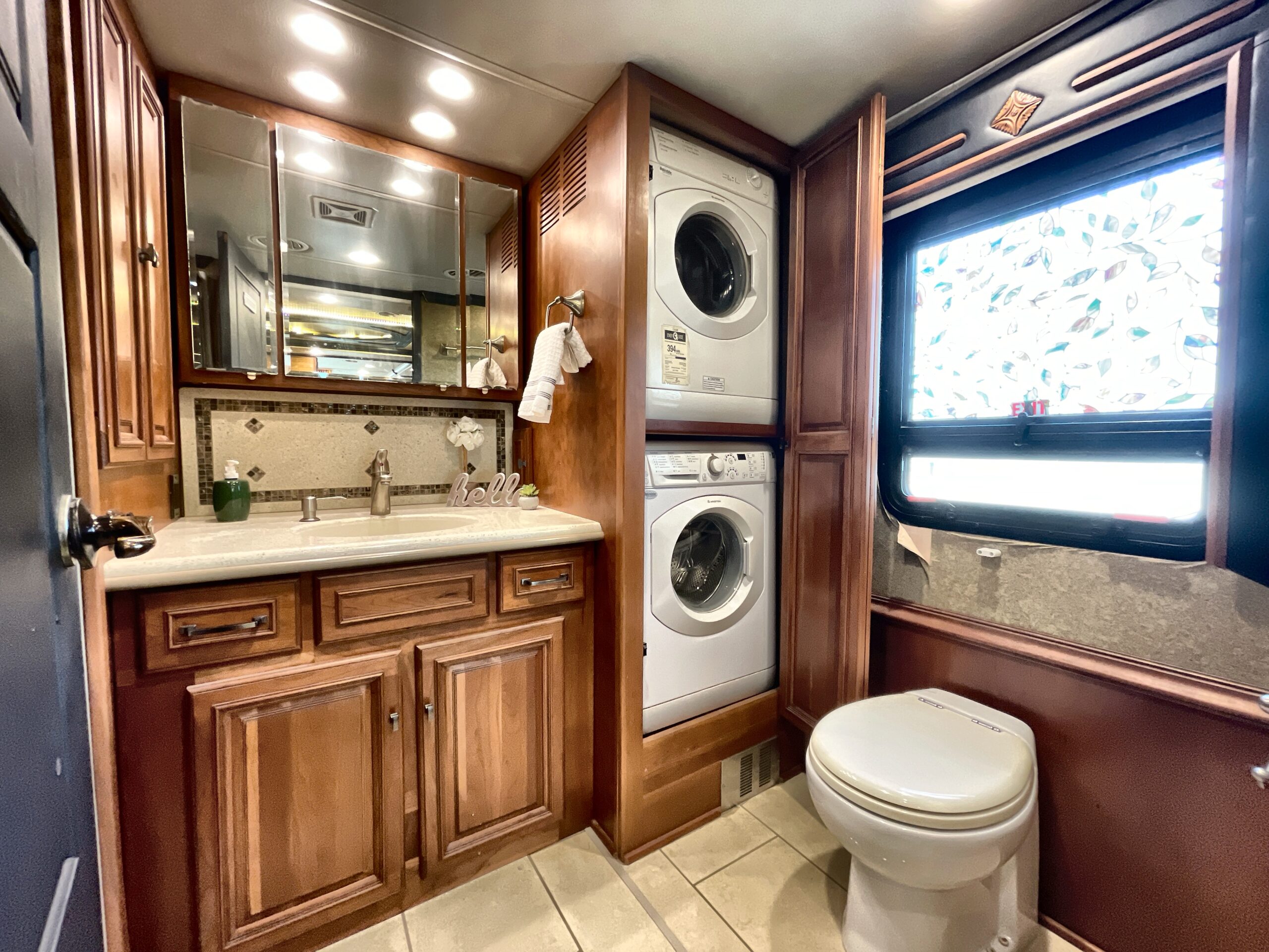 RV Depot - 2015 WINNEBAGO TOUR 42QD Motorhome RV Bathroom scaled 2015 WINNEBAGO TOUR 42QD - Motorhome RV - Bathroom