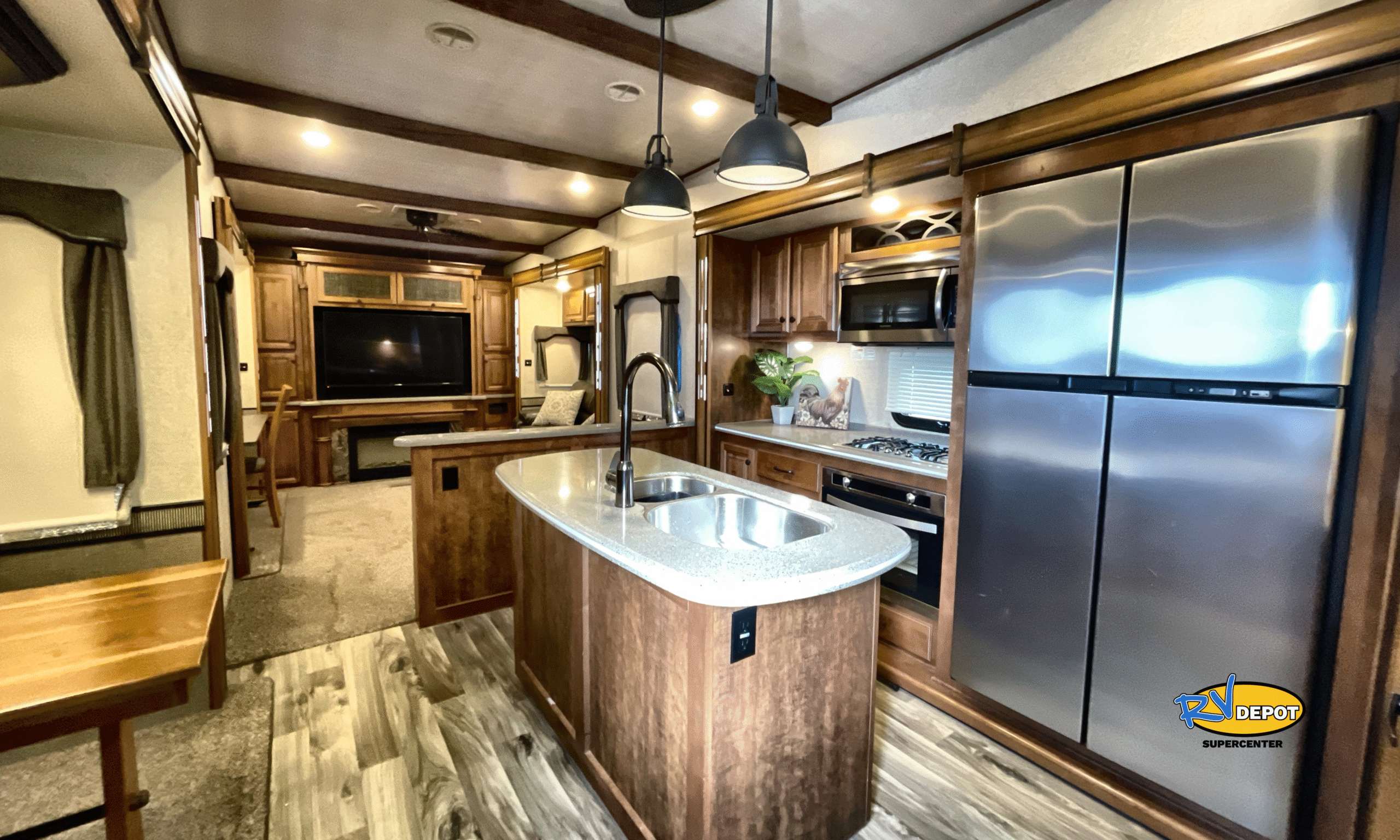 2017 CRUISER SOUTH FORK SANTA FE kitchen full- 5th Wheel RV