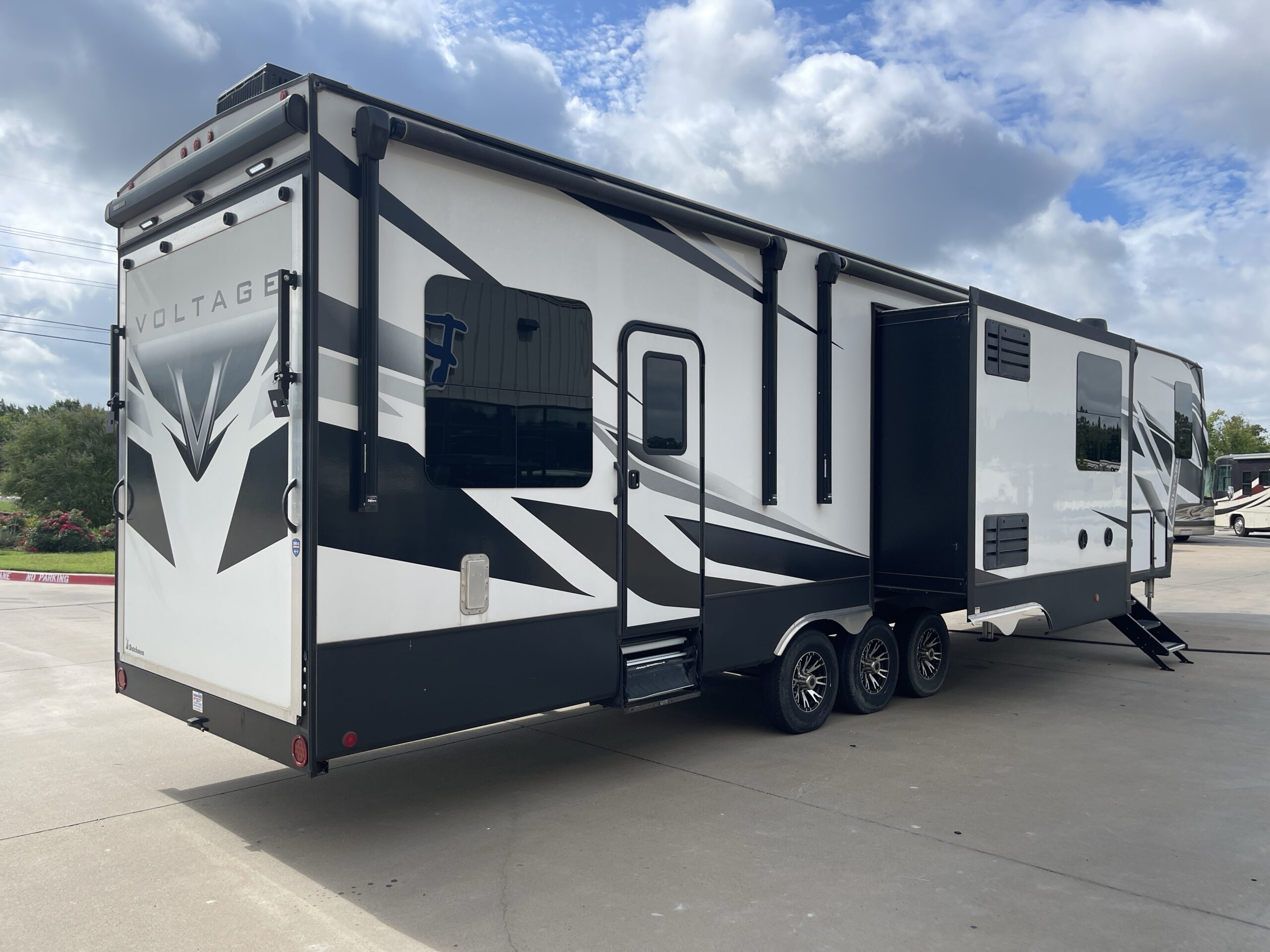 2021 KEYSTONE VOLTAGE 4225 - toy hauler rv