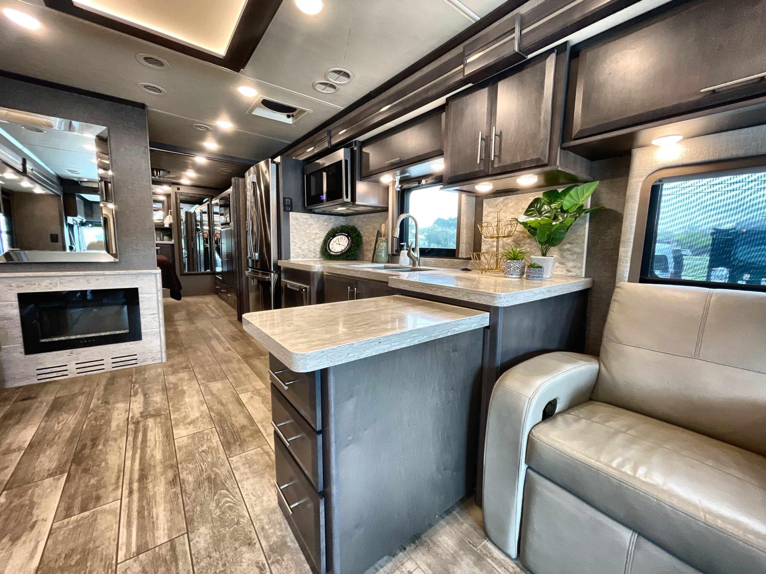 RV Depot - 2022 THOR VENETIAN 42F motorhome rv kitchen scaled 2022 THOR VENETIAN 42F - motorhome rv kitchen
