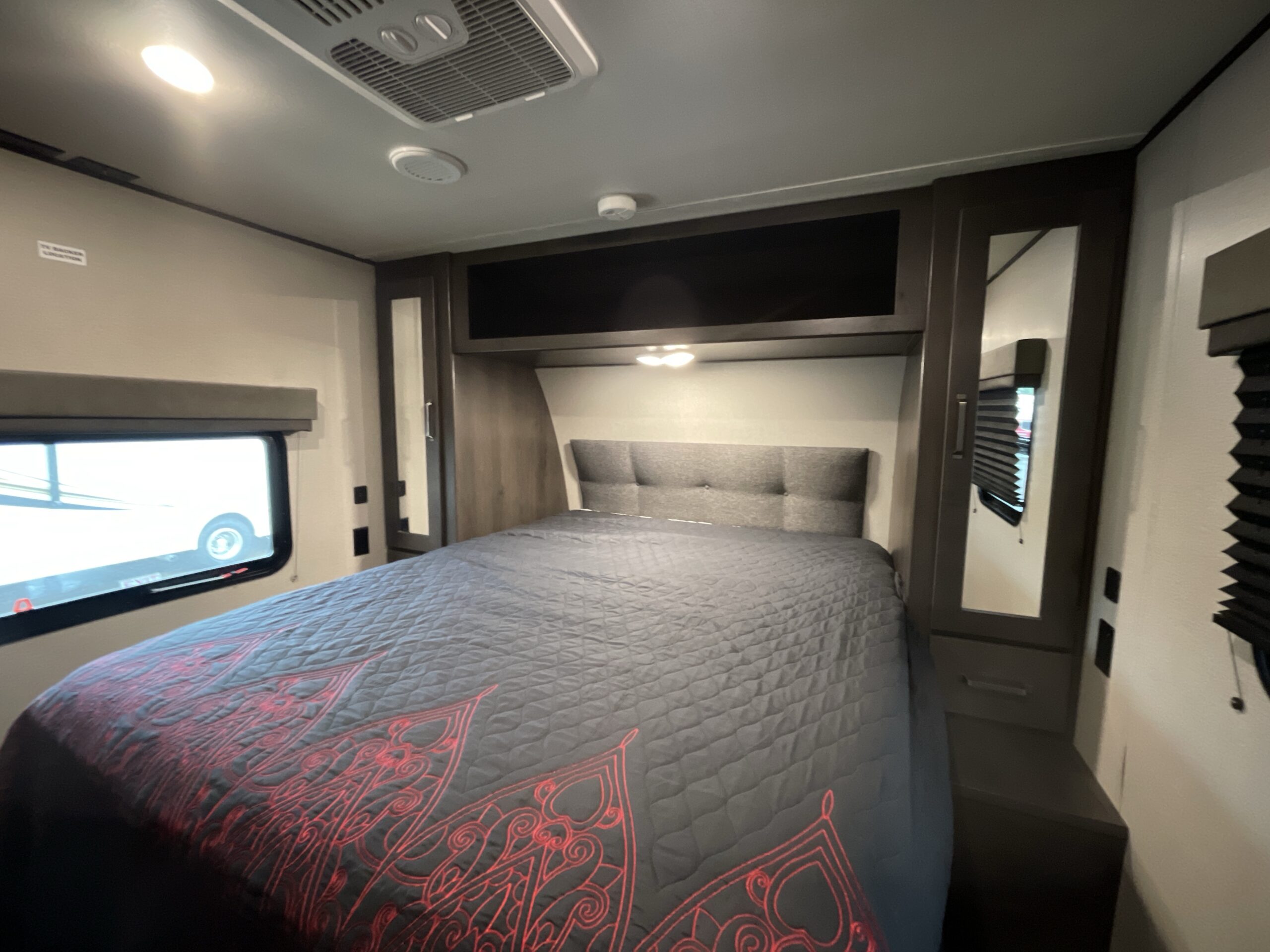 2023 GRAND DESIGN TRANSCEND 297QB -bedroom